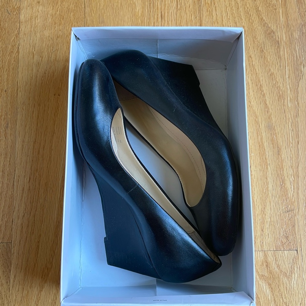 Black wedges